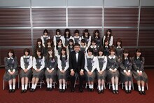 乃木坂46とイジリー岡田。(c)「NOGIBINGO！5」製作委員会