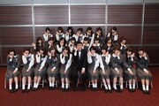 乃木坂46とイジリー岡田。(c)「NOGIBINGO！5」製作委員会