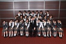 乃木坂46とイジリー岡田。(c)「NOGIBINGO！5」製作委員会