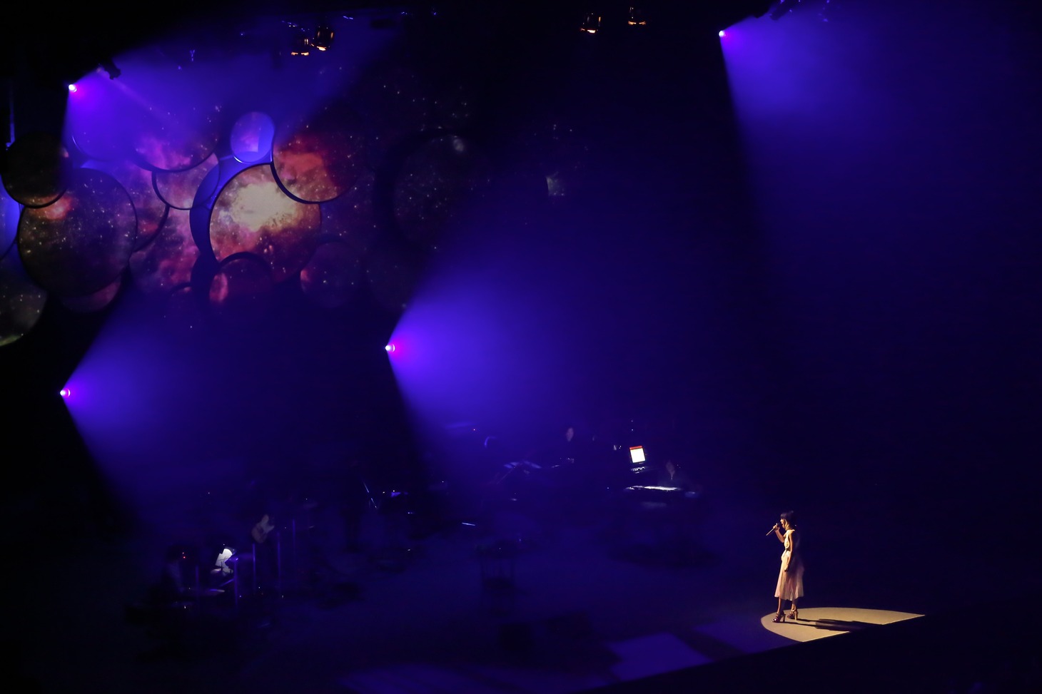 「Salyu Tour 2015 Android & Human Being」NHKホール公演の様子。（Photo by Taku Fujii）
