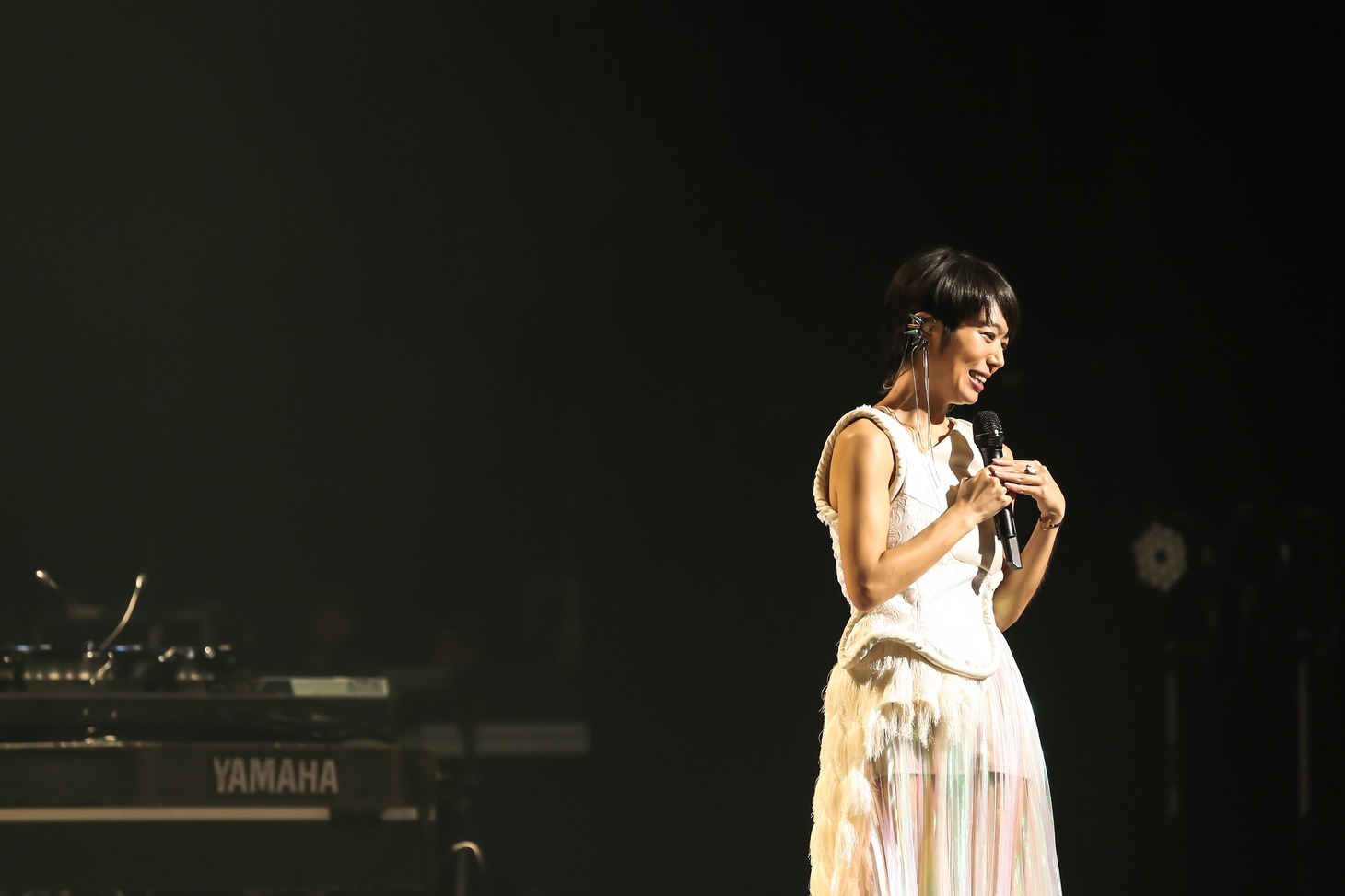 「Salyu Tour 2015 Android & Human Being」NHKホール公演でのSalyu。（Photo by Taku Fujii）