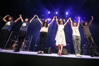 左から、キタダマキ（B）、ヤマグチヒロコ（Cho）、名越由貴夫（G）、Salyu、あらきゆうこ（Dr）、小林武史（Key）。（Photo by Taku Fujii）