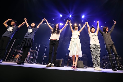 左から、キタダマキ(B)、ヤマグチヒロコ(Cho)、名越由貴夫(G)、Salyu、あらきゆうこ(Dr)、小林武史(Key)。(Photo by Taku Fujii)