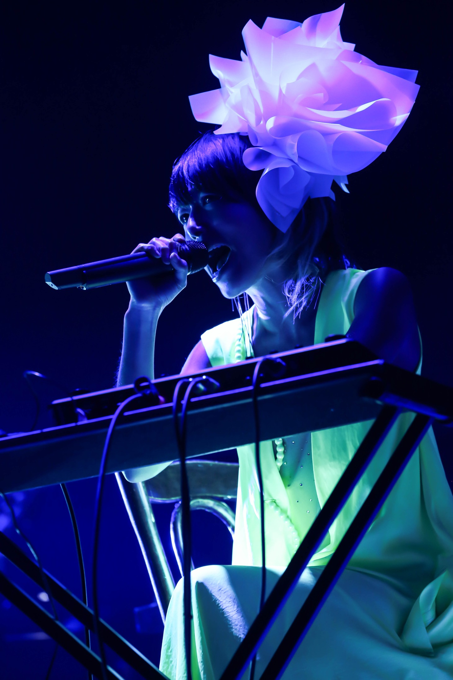 「Salyu Tour 2015 Android & Human Being」NHKホール公演でのSalyu。（Photo by Taku Fujii）