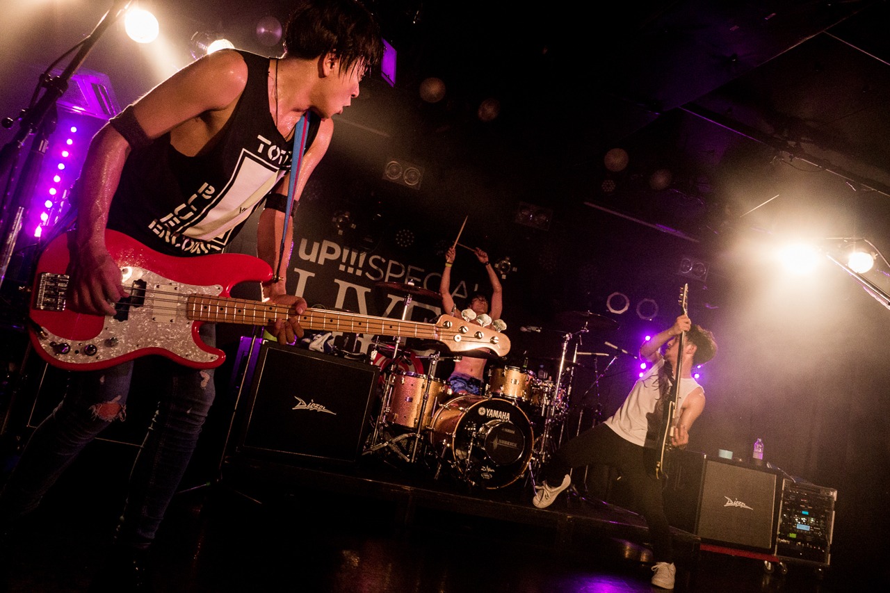 TOTALFAT（撮影：井上写真事務所）