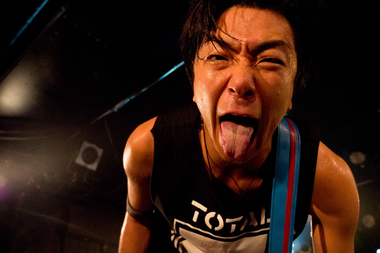 Shun（Vo, B / TOTALFAT）（撮影：井上写真事務所）