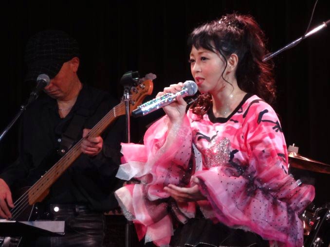 「浅香 唯 30周年記念PREMIUM LIVE」の様子。（写真提供：ワーナーミュージック・ジャパン）