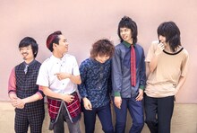 ドレスコーズとOKAMOTO'S。左からハマ・オカモト、オカモトレイジ、オカモトコウキ、オカモトショウ、志磨遼平。