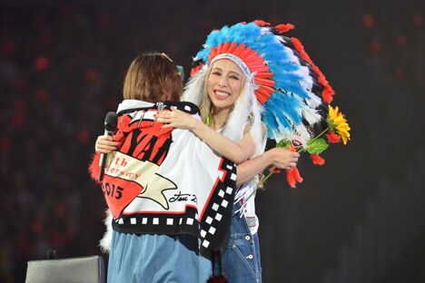 公演日に誕生日を迎えたファンを抱擁する加藤ミリヤ。(Photo by cherry chill will)