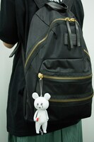 キュウソネコカミ「MEGA SHAKE IT ! / ハッピーポンコツ」期間限定生産盤特典のネズミくん人形をリュックに付けた写真。なお写真はイメージとなり、実物とは異なる場合もあります。