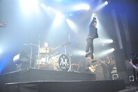 ジャンプする神佐澄人（Key）。