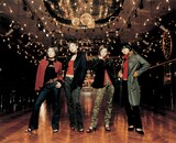 太陽とシスコムーン。左から小湊美和、RuRu、稲葉貴子、信田美帆（写真はT&Cボンバー時代のアーティスト写真）。