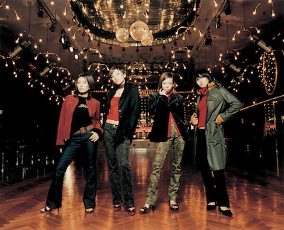 太陽とシスコムーン。左から小湊美和、RuRu、稲葉貴子、信田美帆（写真はT&Cボンバー時代のアーティスト写真）。