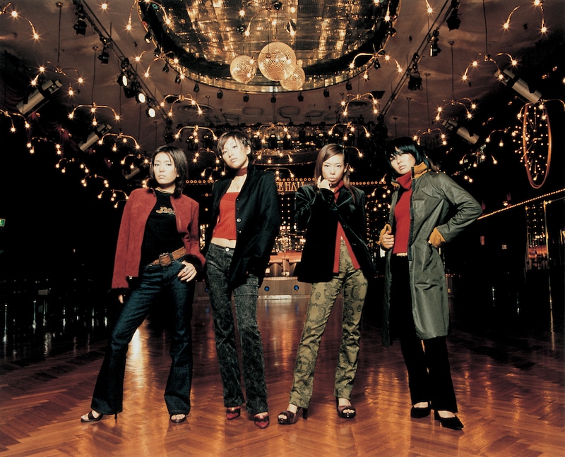 太陽とシスコムーン。左から小湊美和、RuRu、稲葉貴子、信田美帆（写真はT&Cボンバー時代のアーティスト写真）。