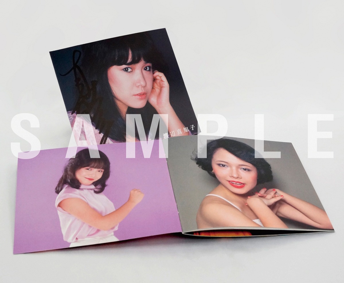 Sony Music Shop先着購入特典の“直筆サイン入りCDサイズ初出しお宝写真集”見本。