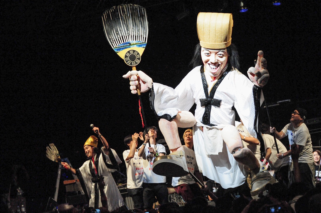 「YATSUI FESTIVAL! 2015」1日目オープニングの様子。（撮影：岡本麻衣）