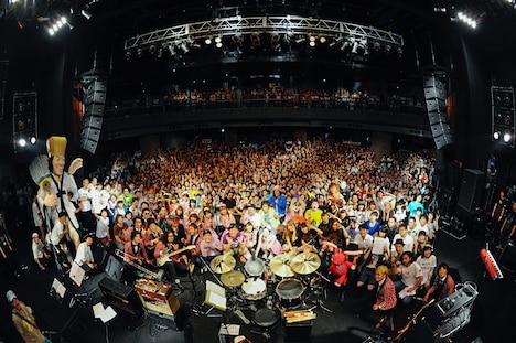 「YATSUI FESTIVAL! 2015」2日目フィナーレの様子。（Photo by YUJI HONDA）