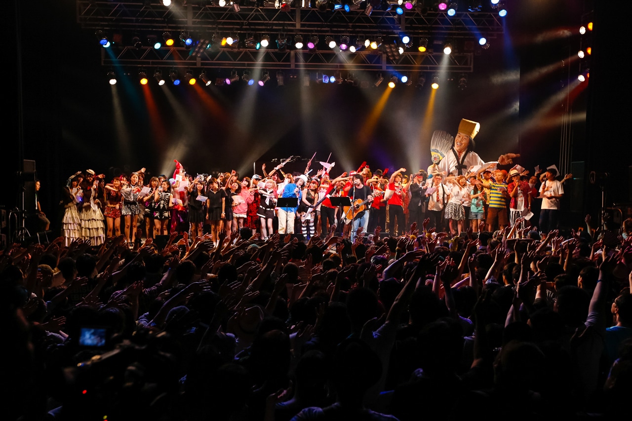 「YATSUI FESTIVAL! 2015」1日目フィナーレの様子。（撮影：岡本麻衣）