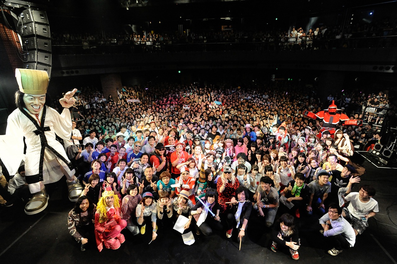 「YATSUI FESTIVAL! 2015」1日目フィナーレの様子。（撮影：岡本麻衣）