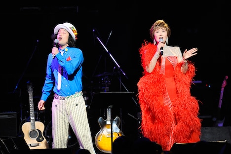 「もしかしてPART II」をデュエットするやついいちろうと小林幸子。（Photo by YUJI HONDA）