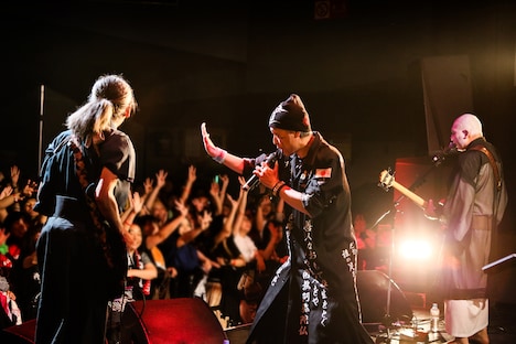 左から和嶋慎治（人間椅子）、大槻ケンヂ（筋肉少女帯）、鈴木研一（人間椅子）。（Photo by SUNAO HONDA）