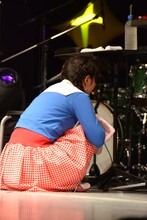 「穴があったら入りたい」とテーブルの下にもぐる竹達彩奈。