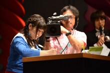 真剣な表情でクレヨン画に挑む竹達彩奈。