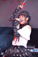 デビュー曲「Sinfonia! Sinfonia!!」を歌う竹達彩奈。