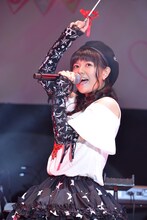 デビュー曲「Sinfonia! Sinfonia!!」を歌う竹達彩奈。