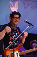 ウサギになりきる沖井礼二。