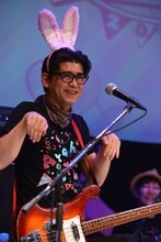 ウサギになりきる沖井礼二。