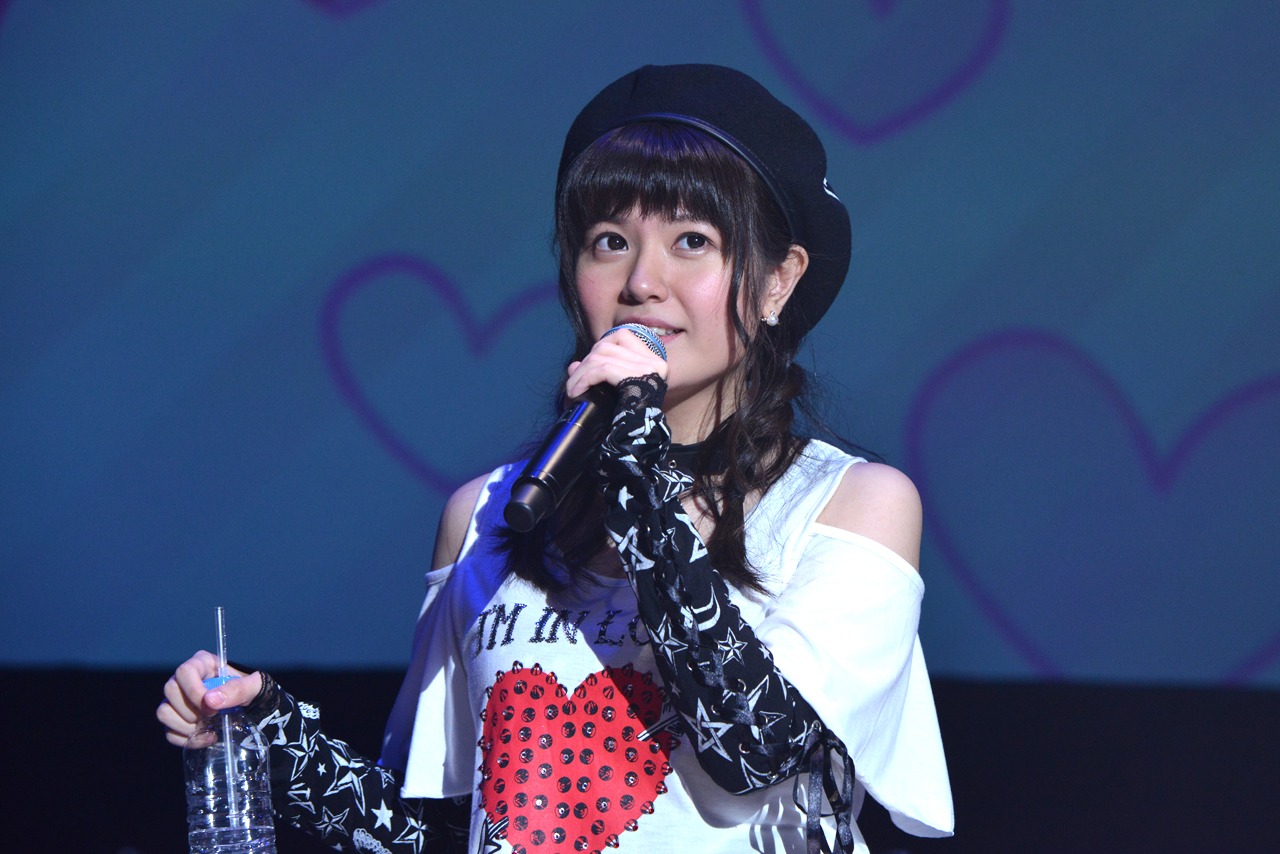 お水を飲む竹達彩奈。