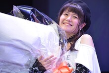 花束を抱えた竹達彩奈。