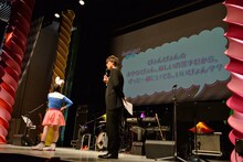 恥ずかしいセリフに困惑する竹達彩奈（左）と淡々と進行する吉田アナ（右）。