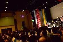 ボールを放り投げる竹達彩奈。