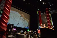 クレヨン画に挑む竹達彩奈。描いたのは「坂本龍馬」。