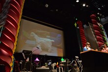 粘土細工に挑戦する竹達彩奈。作り上げたのは「牛」。