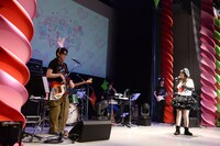 森の仲間たちに囲まれた竹達彩奈（右端）。