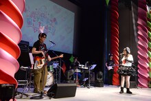 森の仲間たちに囲まれた竹達彩奈（右端）。