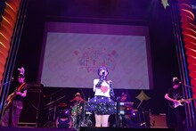 森の仲間たちに囲まれた竹達彩奈（中央）。