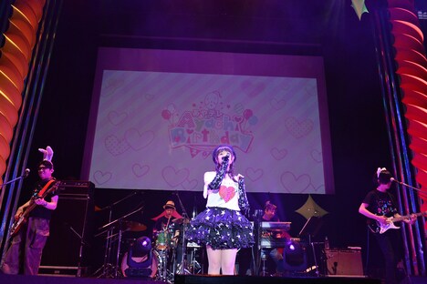 森の仲間たちに囲まれた竹達彩奈（中央）。