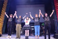 今年6月20日に開催された竹達彩奈のバースデーイベント「Ayachi Birthday 2015 あやテレ」の様子。左から原“gen”秀樹、沖井礼二、竹達彩奈、小林俊太郎、シミズコウヘイ。