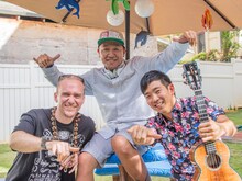 「One Day with Jake Shimabukuro」のミュージックビデオで共演したDef Techとジェイク・シマブクロ。