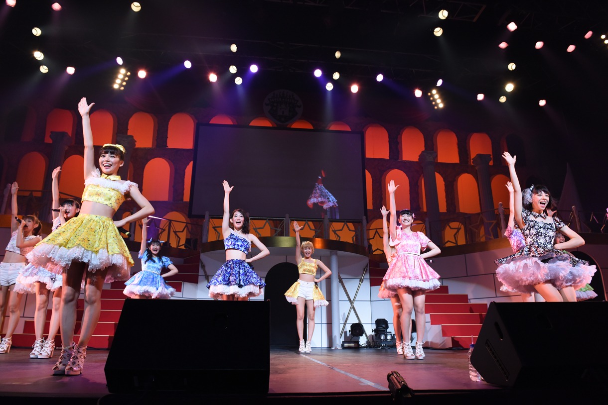 「SUPER☆GiRLS LIVE 2015 5th Anniversary TOUR～SUPER☆CASTLE～」千秋楽公演の様子。
