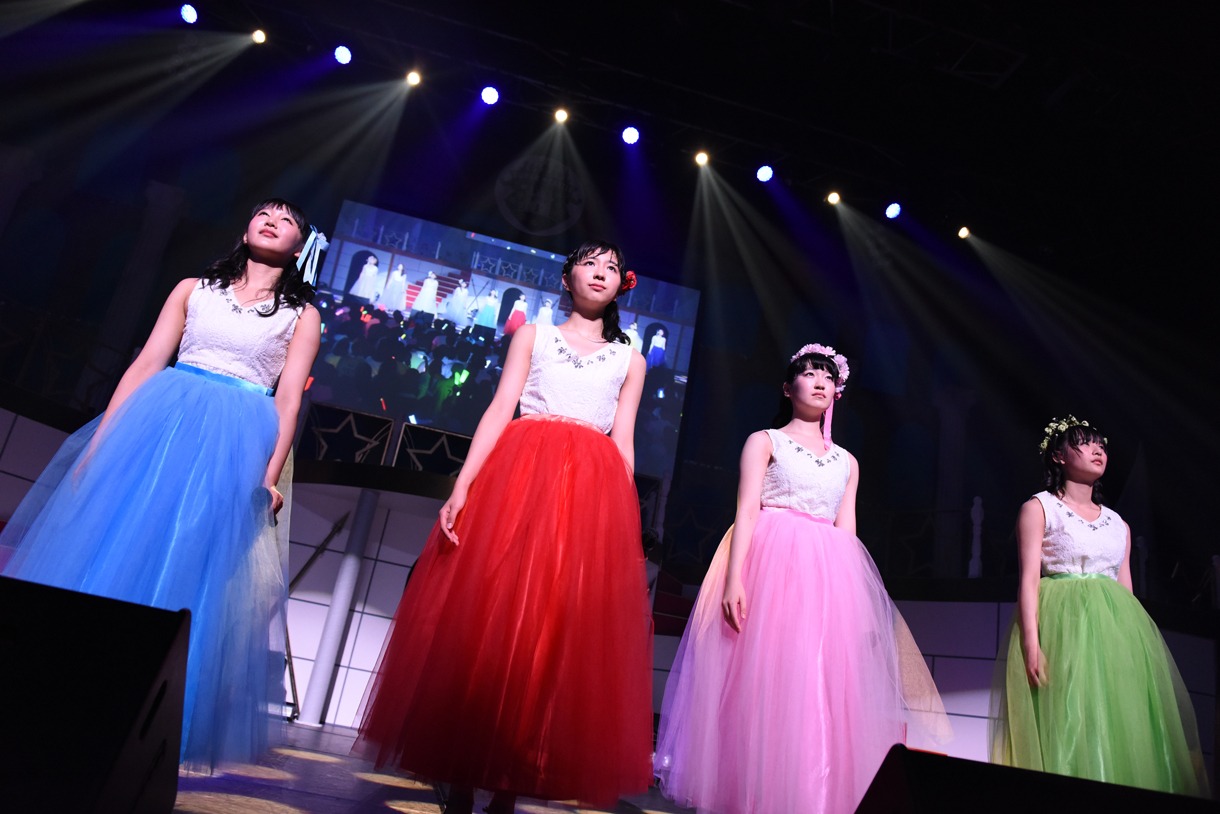 「SUPER☆GiRLS LIVE 2015 5th Anniversary TOUR～SUPER☆CASTLE～」千秋楽公演の様子。