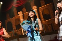 15歳の誕生日を迎えて花束を贈られる内村莉彩。