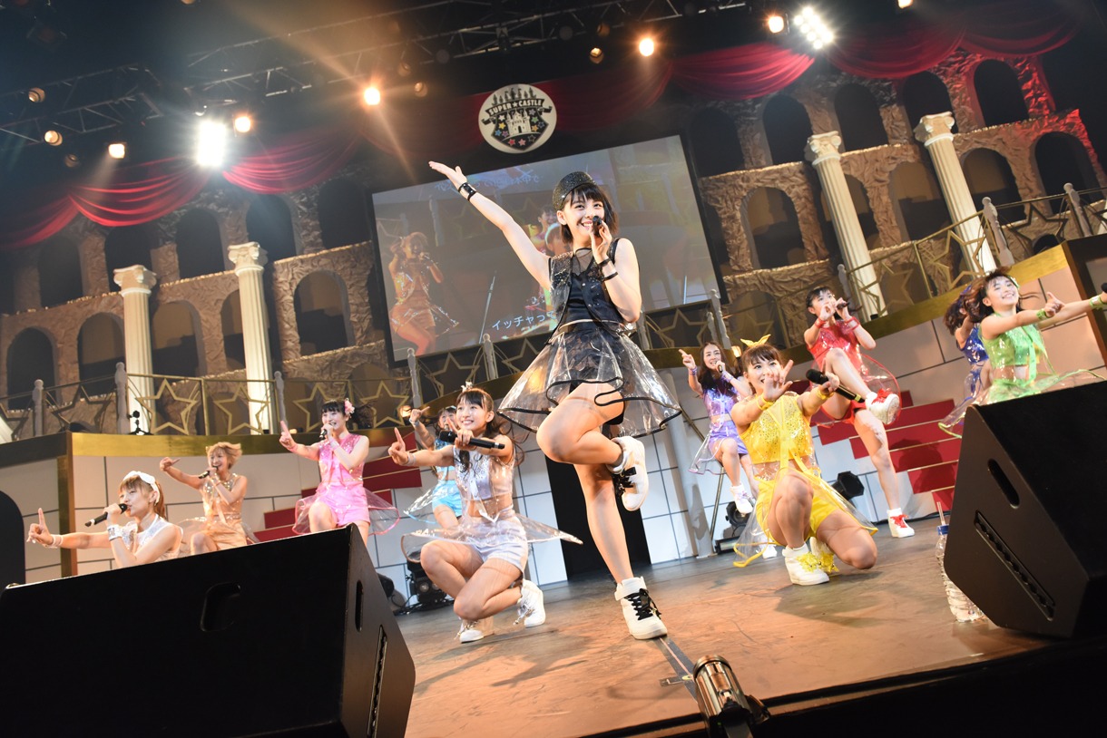 「SUPER☆GiRLS LIVE 2015 5th Anniversary TOUR～SUPER☆CASTLE～」千秋楽公演の様子。