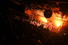 THE ORAL CIGARETTES「THE ORAL CIGARETTES 唇ワンマン JAPAN TOUR 2015～おまたせBKW!! 9カ所行脚でエリア拡大、改めまして『ジ』オーラルシガレッツです！の巻～」北海道・COLONY公演の様子。（Photo by Viola Kam）