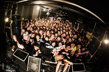 THE ORAL CIGARETTES「THE ORAL CIGARETTES 唇ワンマン JAPAN TOUR 2015～おまたせBKW!! 9カ所行脚でエリア拡大、改めまして『ジ』オーラルシガレッツです！の巻～」北海道・COLONY公演の様子。（Photo by Viola Kam）