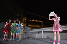 オリコンランキングを発表する小泉遥香（右端）。